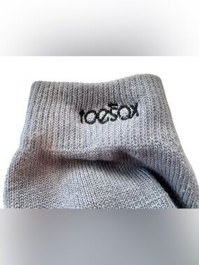 toesox Light Gray Knit Ankle Sock with Black Logo